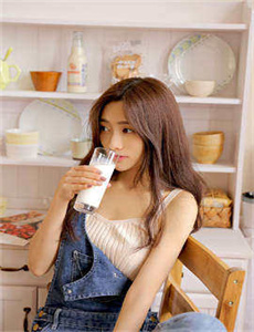 《紫色丝袜人妖被调教榨精-山人老韩》