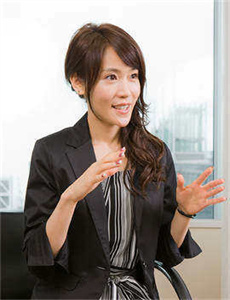 《光晕:夜幕-他的手挤进我胸罩里揉搓》